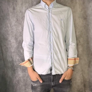 Burberry skjorta - Mycket fint skick | Size S  | fraktar spårbart inom 24 timmar |  för att köpa klicka ” köp nu” | vid frågor skriv ett meddelande |