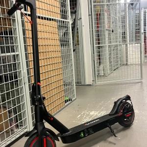 Elscooter (Iscooter) - Scooter är knappast använd. Scootern har 3 olika kör lägen E (10km/h) D (20km/h) S (30km/h).  Laddaren är ca 262 cm. 