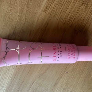 Rosa ögonmask från Figs & Rouge - Säljer en rosa overnight eye mask från Figs & Rouge med ginseng, vitamin C, lakrits och mullbär. Tuben har snyggt metallic-tryck och är perfekt för dig som vill pigga upp ögonområdet med extra glow och näring.