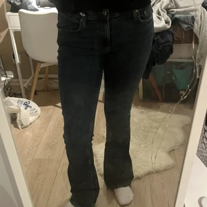Jeans - Jeans från Gina tricot tall, de har ff prislappen på så de är endast provade. Jag är 1,75 för referens.