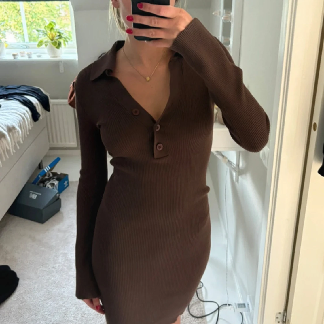 Brun ribbad kortklänning med knappar - 1