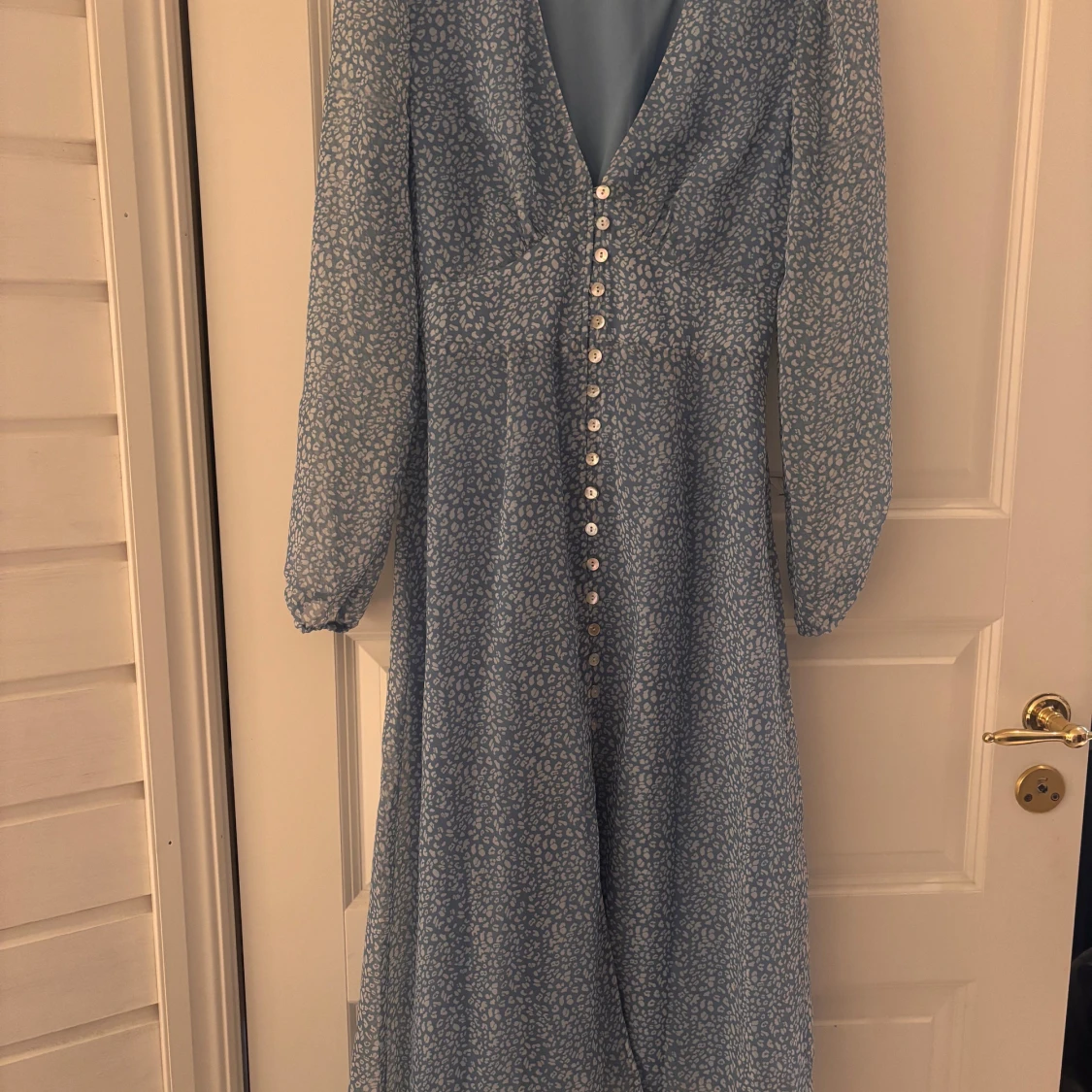 Adoptera Blå blommig långklänning med knappar - 1