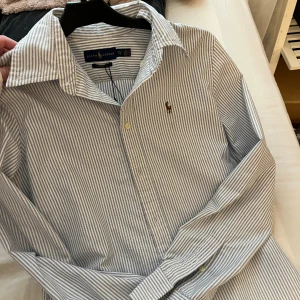 Randig skjorta från Ralph Lauren XS - Säljer nu denna superfina skjorta från Ralph Lauren då den inte kommer till användning tyvärr 🥰I gott som i nytt skick 😊😊