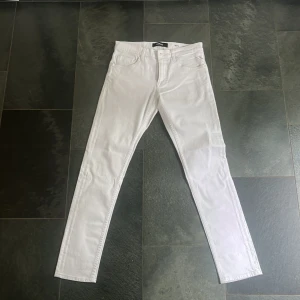 Helt nya vita Replay jeans - Sjukt snygga och trendiga replay jeans. Perfekta till sommaren. Tagg kvar.