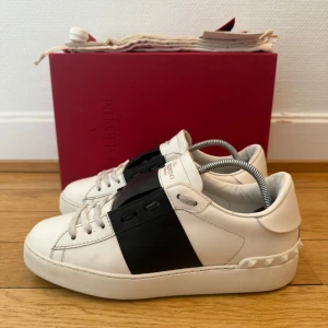 Valentino open sneakers - Säljer nu dessa fina valentino open skor | Storlek 38 | Nyskick, Kommer med box,dustbag,valentino kort, extra nya snören och kvitto | Hör gärna av er vid frågor eller funderingar 😊
