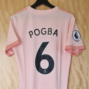 Paul Pogba fotbollströja Manchester United 18-19 - Paul Pogba Manchester United repIika fotbollströja 18-19. Helt ny med tag. Storlek: Small
