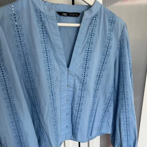 Blå blus med hålbroderi - Asfin verkligen ❤️‍🔥Kolla in mina andra annonser⭐️