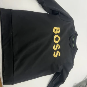 Hugo boss - Säljer denna Hugo boss tröja, äkta såklart, mycket bra och fint skick inga skador eller fläckar 