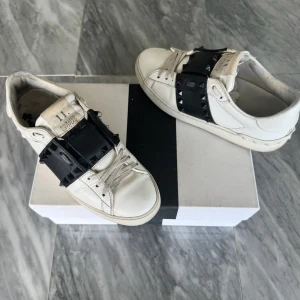 Valentino skor  - Valentino Open - Skick: Fint skick  - Storlek 36 - Tillbehör: Valentino boxen i bilden - Nypris: 6000kr - TrendWardrobe