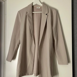 Kavaj - Säljer en beige kavaj som passar till allt! Super fin.🩷