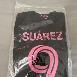 PSG, AC Milan, Inter Miami - PSG Dembele storlek L, Inter Miami Suarez storlek L, AC Milan Leao storlek L.  Jag skickar ingenting så får mötas upp. Liljeholmen/gröndal, Slussen/TC. Har mer tröjor så fråga gärna om  det är någon annan du skulle vilja köpa.   Tar Swish och kontanter. 