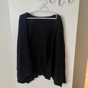 Svart stickad kofta från Gina Tricot  - Svart varm stickad kofta från Gina Tricot! Perfekt om det är kyligare väder, lite nopprig men inget som man tänker på❤️