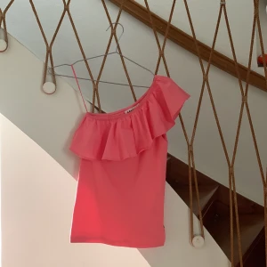 Rosa offshoulder topp från Molo - Snygg rosa offshoulder topp från molo som verkligen är perfekt för varma dagar. Superfin färg som verkligen poppar och ger en somrig vibe.💞