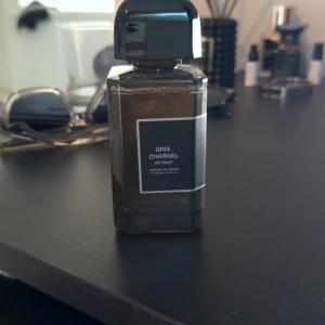 Gris Charnel Extrait parfym - Tja, tänkte sälja min BDK parfym då jag har andra som jag använder istället, den är näst intill full!                                   Hör av er vid frågor:)