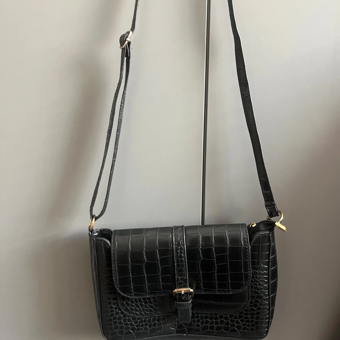 Svart axelväska i croco-imitation