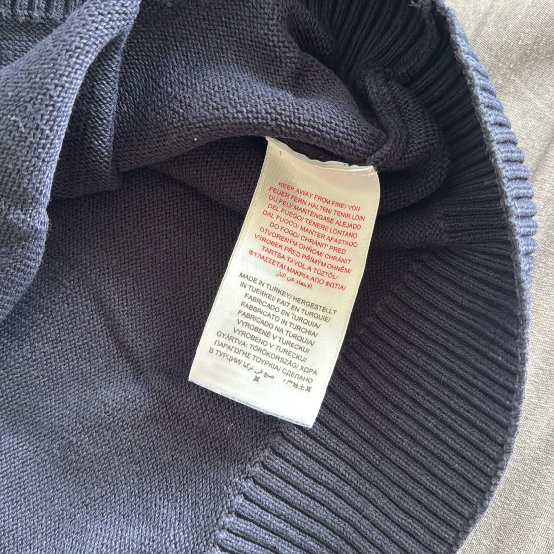 Mörkblå stickad GANT tröja 16 år - 2