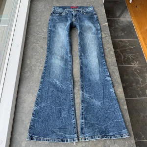 Lågmidjade jeans  - Så snygga jeans som tyvärr inte passar mig och har därför ingen bild på! Midjemått tvärsöver: 37cm+ stretch Midjehöjd: 20cm Inerbens längd:83cm. De är något slitna längst ner men de är verkligen inget som märks 💕