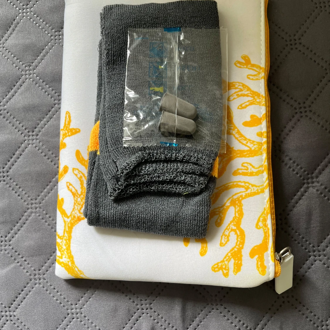 Vit och gul kuvertväska med dragkedja + sockor och öronproppar