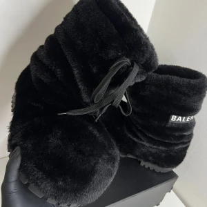 Svarta fluffiga boots  - Unika svarta boots