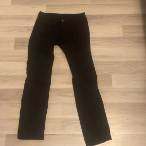 Svarta jeans från Pepe Jeans, midja 26 - Svarta jeans från Pepe Jeans i modellen Saphira. Klassisk femficksdesign med raka ben och normal passform. 