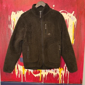 J. Lindeberg Jacka - Fin teddy jacka från J. Lindeberg. Nypris 1950kr. Storlek Small. Passar runt längd 170cm.