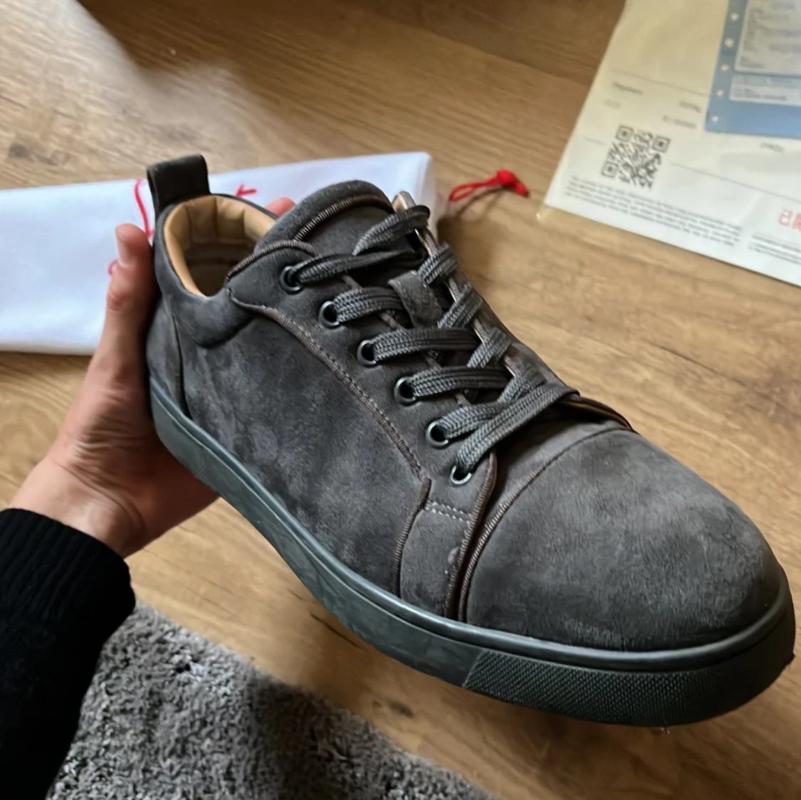 Grå mocka sneakers från Louboutin - 2