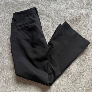 Lågmidjade kostymbyxor Bikbok - Säljer dessa Lågmidjade kostymbyxorna från Bikbok i modellen ”Vera petite” alltså är de petite 🫶 slits nertill! Passar mig under 160 cm perfa 