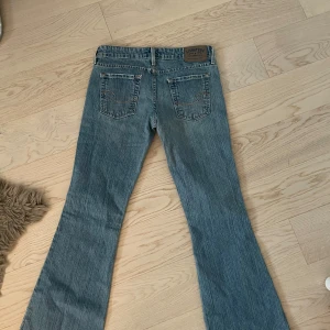 Blå bootcut jeans från Signature - Säljer ett par snygga lågmidjade blåa bootcut jeans från Signature by Levi Strauss & Co! 