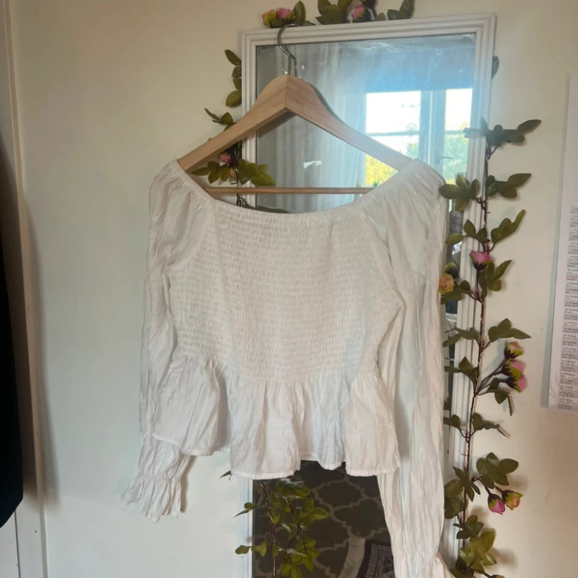 Vit blus med smock och volang - 1