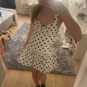 Vit prickig Zara klänning  - Supersöt vit prickig klänning från Zara, helt slutsåld! Helt ny med prislapp!!