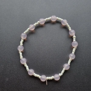 Pärlarmband med rosa och vita pärlor - Sött armband med ljusrosa runda pärlor varvat med små vita pärlor. 