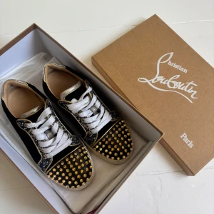 Christian Louboutin sneakers med nitar - Säljer mina unika Christian Louboutin skor, köpta här på Plick. Dustbag och nya skosnören medföljer🥰