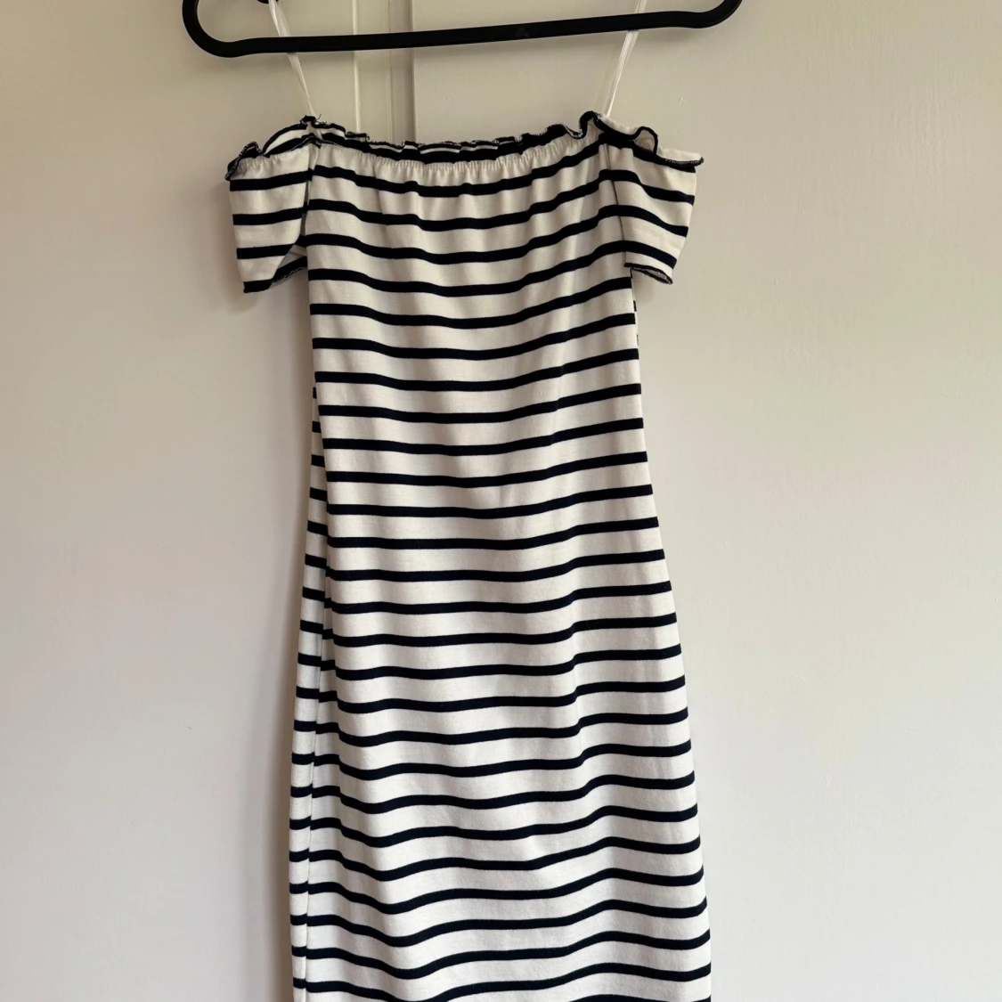 Randig offshoulder klänning från Guess