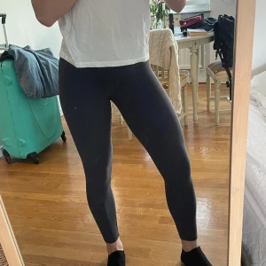 Mörkblå leggings från Bia Brazil - Mörkblå tights från Bia Brazil i väldigt bra passform