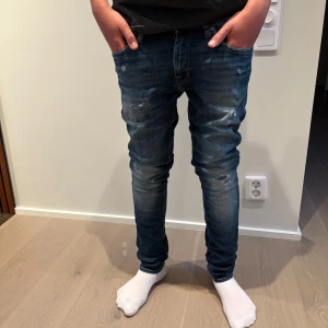 Snygga jeans  - Snygga mörkblå jeans från Jack & Jones med snygg tvätt, slitna detaljer och klassisk femficksdesign. Storlek 30/32. Hör av er vid frågor eller prisförslag! 