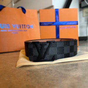 Bälte - Snyggt bälte med mönster storlek 110. Verktyg för att göra hål i bältet så att den passar perfekt om det så önskas. Säljer för bättre pris om man köper flera annonser! Allt på bilderna följer med.