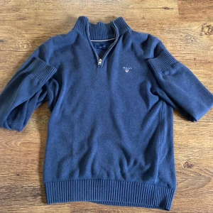 Half Zip från Gant - Säljer en Half Zip tröja från Gant med storleken Medium. Tröjan är i bra skick och har använts i några veckor då den inte passade mig. Ny pris 1600kr. Kan även sicka fler bilder om ni är intresserade.