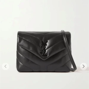 Liknande väska från ysl - Säljer en svart väska från Saint Laurent, den är i den lilla storleken och har dustbag osv. Exakt samma som den originella. Väskan är i utmärkt skick och är sååå fin och trendigt! 😊❤️