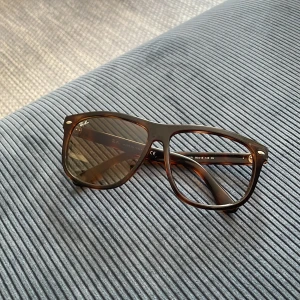 Rayban boyfriend  - Rayban boyfriends | skick 5,5/10 eftersom ett glas gick sönder och rayban märket på sidan har åkt av, annars är de använda 2 gånger | nypris runt 1100kr mitt pris 219✅ | storlek 60 15 | man kan köpa nytt glas för runt 200kr |