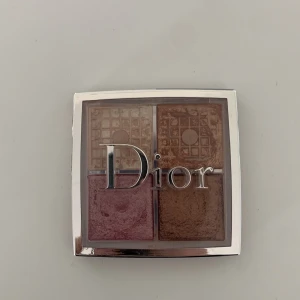 Dior highlighter 001 universal - Väl använd men två färger som endast är lite använda. Hör av dig vid frågor💕