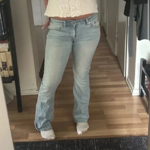 Ljusblå bootcut jeans - Säljer ett par ljusblå jeans med bootcut-modell och klassisk femficksdesign. Jeansen har normal passform och är tillverkade i denim med lätt tvättad look. Perfekta för dig som gillar en avslappnad men ändå trendig stil. Midjemått är 35 och innerbenslängden är 77! 💌Köparen står för frakten! 