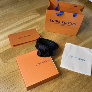 Svart Louis Vuitton monogram bälte - Bältet är 110cm långt
