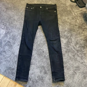 Svarta slim jeans Sweet Skateboarding - Svarta slim fit jeans från Sweet Skateboarding Company. Klassisk femficksmodell med smal passform och snygga detaljer. Jeansen har en stilren look och är tillverkade i ett stretchigt bomullsmaterial för extra komfort.
