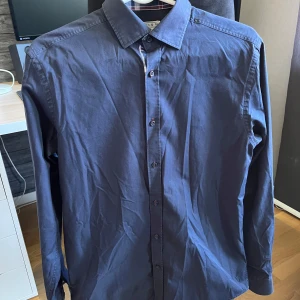 Mörkblå skjorta från Jack & Jones - Snygg mörkblå skjorta från Jack & Jones, storlek M i fint skick.