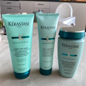 Kérastase Resistance hårvårdspaket - Säljer ett set med Kérastase Resistance: Ciment Anti-Usure (200 ml), Ciment Thermique (150 ml) och Bain Force Architecte schampo (250 ml). Alla produkter är i mintgrön plastförpackning och är perfekta för att stärka och reparera skadat hår. Balsamet är använt en gång och därefter insåg jag att serien inte passade mig. 