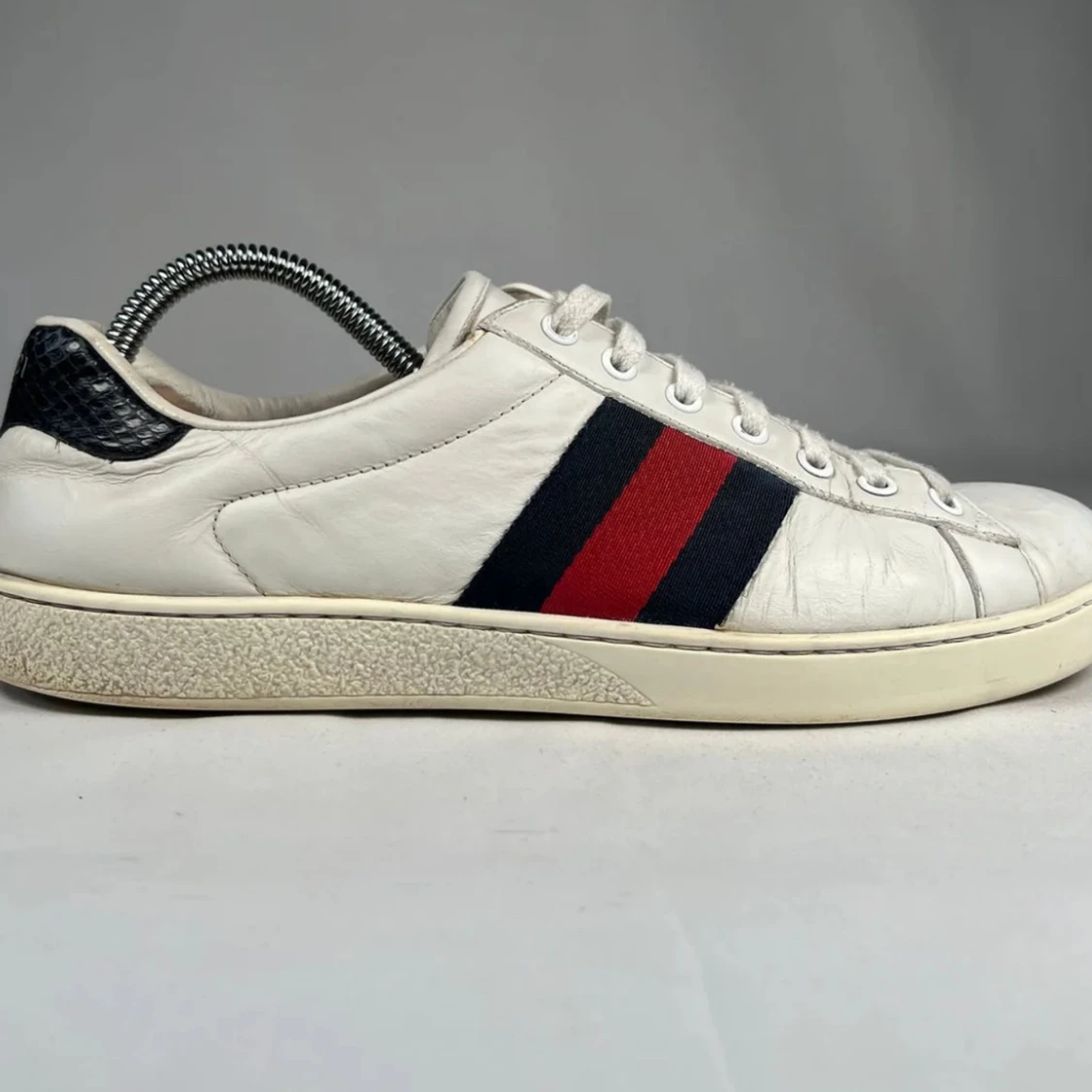 Gucci ace skor  vita sneakers med röd/blå rand