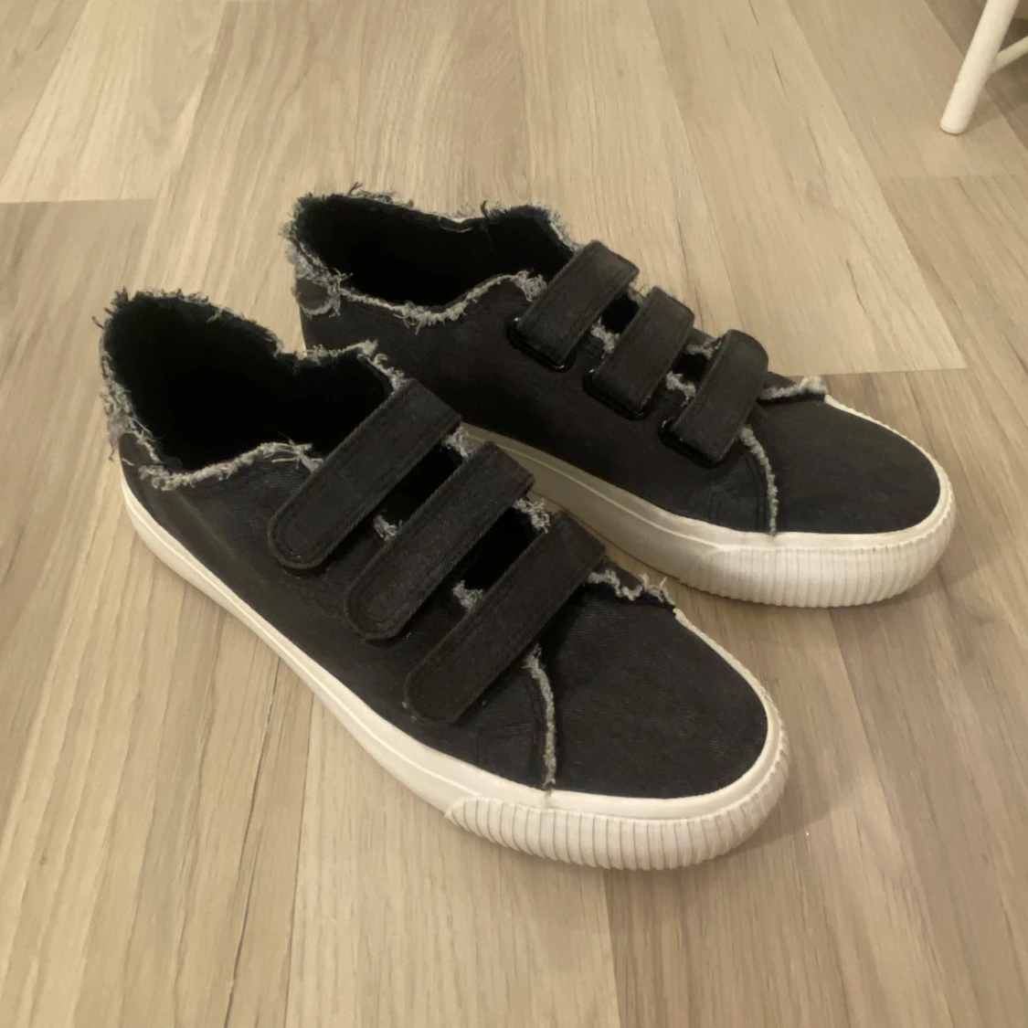 Svarta sneakers med fransade kanter - 3
