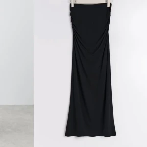 Lång kjol gina tricot  - Säljer min fina lång kjol från gina, passar perfekt till vardags, fest och jättefin till sommaren! Använd få tal gånger, dock har den gått sönder lite längst ner på ena kanten och är som en liten mini slits, de är inget som stör och inget man tänker på som är sönder💗Slut såld på hemsidan