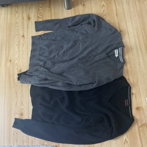 2 stickade tröjor Pier One & Park Lane L - Två stilrena tröjor i storlek L. En grå tröja från Pier One med v-ringning och en svart tröja från Park Lane, också med v-ringning. Båda har långa ärmar. Priset kan sänkas senare eller diskuteras!