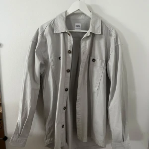 Overshirt - Overshirt från Zara, relaxed fit sorlek M (stor i storleken så jag skulle säga känns som L)